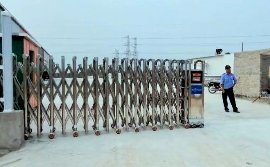 Cổng xếp inox tự động tại Bắc Giang